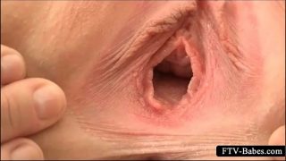 Blondie wide spreads pink twat hole in close-up